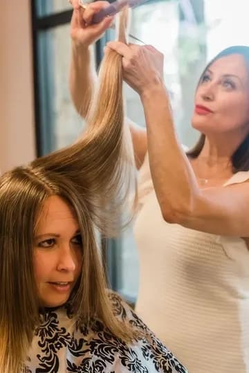 Marilo cutting a client's hair