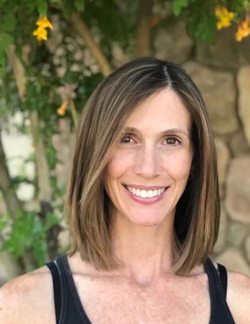 Straight brunette lob with soft ends